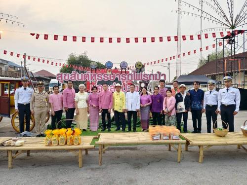 ร่วมพิธีทำบุญตักบาตร เพื่อรำลึกถึงในวันที่รถไฟ รถม้า เข้ามาสู่จังหวัดลำปาง ในวันที่ 1 เมษายน